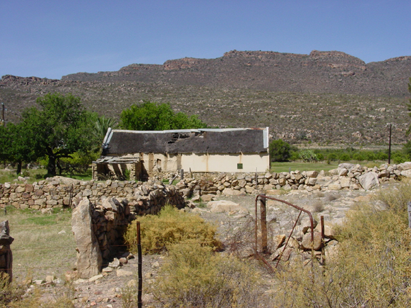 More prosperous—or at least more elaborately built—this farmhouse located along the Jan Dissels River is further evidence of settlers' longstanding efforts to re-shape the Cedarberg's landscape according to European-based, agriculturalist norms. This site is to the south of the Klein Valleij farm [map 3.4] on the other side of the Jan Dissels River.